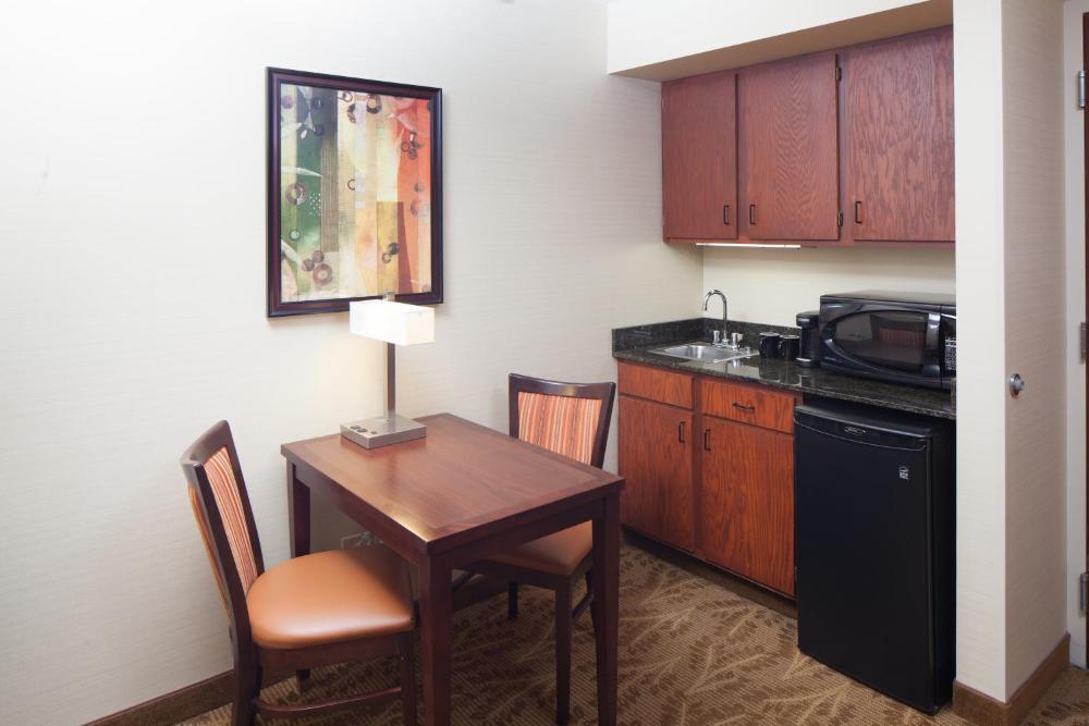 Queen Suite with Pool View interior